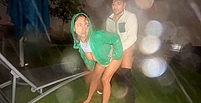 je me fais prendre dans le jardin sous la pluie