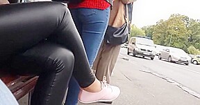 Sentada con calzas engomadas – leggins engomados