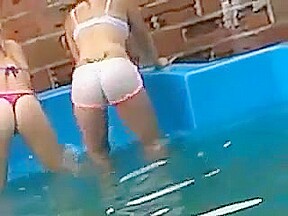 Turras perreando en la pileta