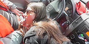 elle filme sa copine sucer un routier dans la cabine du camion