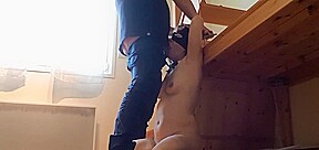 attachée je lui fourre ma queue dans sa gorge