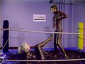 kinky babes catfight fun