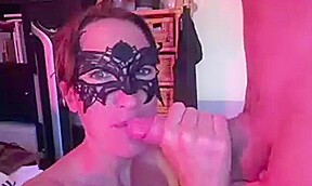 sa maitresse porte un masque en le suçant