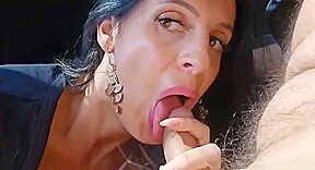 La gitane prend une faciale dans la voiture