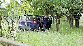 Un voyeur filme un couple baiser