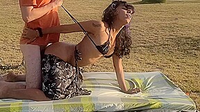 ce mec se tape une libertine espagnole dans un champ