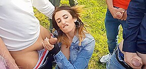 glory initie sa copine au bukkake en plein air