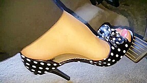 AMATEUR HOUSEWIFE PEDAL PUMPING