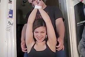 cosquillas a linda mujer