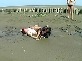 Dirty chickfight in mud