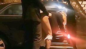 il filme sa femme se faire prendre sur un parking