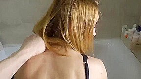 il m attrape dans la salle de bain