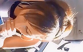 jessica avale tout dans sa gorge en pipant dans la voiture