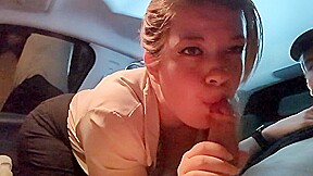 sa patronne lui taille une pipe dans la voiture