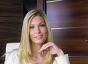 Hot Blonde Candee Licious Toys Her Pussy For Amateur Photographer On The Beach GP2543