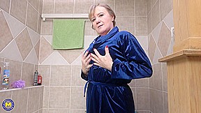 Mature Lady Playing In Bath – MatureNl