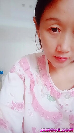 Video of an inexperienced Asian couple shagging in bed, taken from another site.