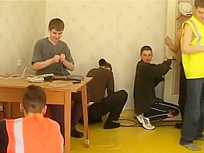 Moden Kvinde og 6 Unge Fyre – 3 (Danish Title)