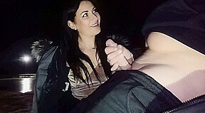 bella sin tire une pipe sur la plage