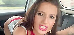 ces belles lesbiennes se lechent a l arriére de la voiture