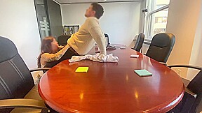 je le léche et elle me suce dans la salle de réunion