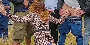 miss chaude veut se faire remplir en gang bang