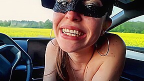 sa coquine lui avale la bite dans la voiture