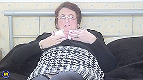British Housewife With A Big Ass Plays With Herself – MatureNL