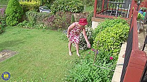 Hot British Housewife Masturbating In Her Garden! – MatureNL