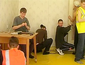 Moden Kvinde & 6 Unge Fyre – 3 (Danish Title)